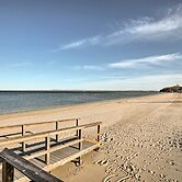 Walk to Beach: Long Island Wine Country Home!