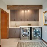 Chic Boulder Mountain Home w/ Hot Tub + Views