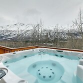 Alaskan Mountain Gem With Private Hot Tub & Gym!