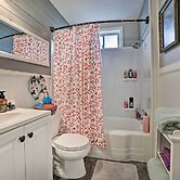 Coastal Escape w/ Yard, Walk 1 Mile to Texas A & M