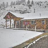 Cozy Log Cabin Escape In the Heart of Creede!