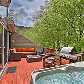 Family-friendly Hancock Home: Walk to Slopes!