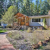 Quaint Priest Lake Cabin w/ Patio < 1 Mi to Lake!