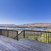 Incredible Oregon Retreat w/ Private Hot Tub!