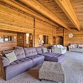 Coastal Oregon Retreat w/ Grill: 11 Mi to Astoria!