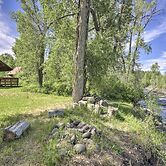 'the River Home' Cabin w/ Yard: Near Wolf Creek!
