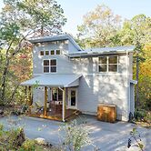 Luxe Mountain Home Near Ridgecrest & Asheville!