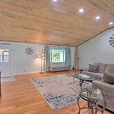 Bungalow w/ Wraparound Deck - 8 Mi to Brookings