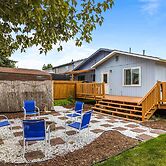 Updated Townhome: Near Airport & Shopping!