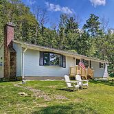 Stockbridge Home: Walk to Town Beach!