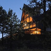 'lazy Bear Lodge' in Florissant w/ Mountain Views!