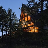 'lazy Bear Lodge' in Florissant w/ Mountain Views!