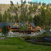 Custom Bitterroot Valley Cabin w/ Hot Tub & Views!