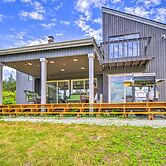 Stunning Hood Canal Getaway w/ Private Deck!