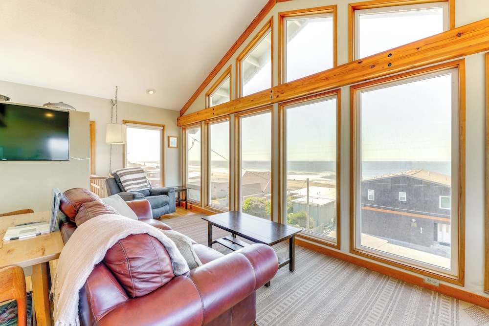 Walk to Beach: Oregon Coast Escape w/ Hot Tub!