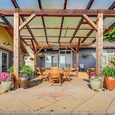 Similk Bay Retreat With Deck, Fire Pit + Hot Tub!