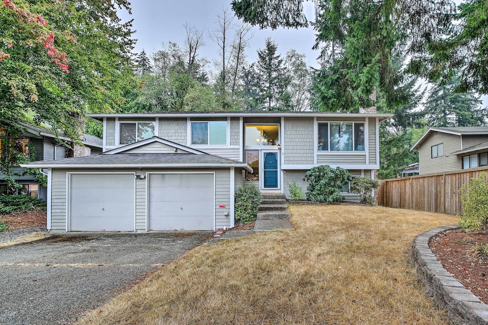 Spacious Kent Getaway w/ Yard, Deck + Grill!