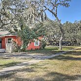 Cozy Crystal Beach Cottage: Walk to Shoreline