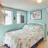 Quaint Avalon Cottage < Half-mi to Beaches!
