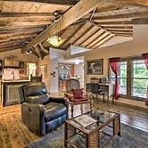 Rustic Chic Home ~1 Mi to Dtwn Hot Springs!