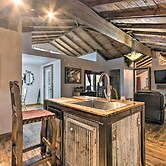 Rustic Chic Home: 1 Mi to Dtwn Hot Springs!