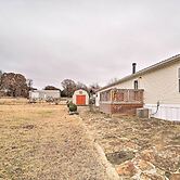 Eufaula Escape w/ Deck - Steps to Lake!