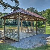 Guntersville Lake Cabin w/ 3 Fishing Ponds!