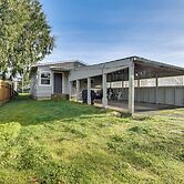 Pet-friendly Hoquiam Cottage w/ River Access!