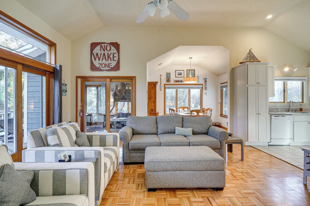 1/2 Mi to Beach Access: Southern Shores Gem + Deck