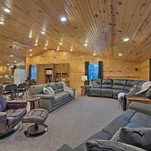 Spacious Kansas Retreat: On-site Disc Golf!