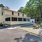 Blakeslee Home w/ Private Hot Tub, 5 Mi to Skiing!