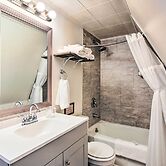 Charming Evanston A-frame: Dog Friendly!