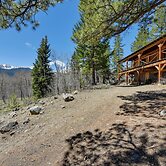 Idyllic Twin Lakes Escape w/ Deck + Fire Pit!