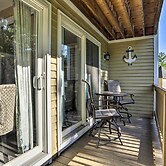 Lake Getaway: Walk Across Street to Private Beach!