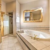Ski-in/out Breckenridge Gem w/ Hot Tub!