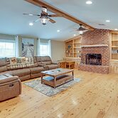Quiet Marion Getaway With Fireplace!
