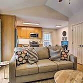 Walk to Main Street Eats: Remodeled Saluda Apt