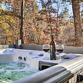 Luxe Dog-friendly Cabin w/ Hot Tub & Game Room