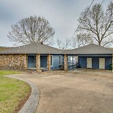 Lakefront Arkansas Abode - Deck, Grill & Fire Pit!