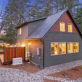 Hikers Haven w/ Hot Tub - Near Mt Rainier!