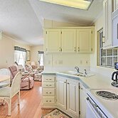 Bright Home: Pool Access & Screened-in Porch!