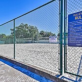 Bright Home: Pool Access & Screened-in Porch!