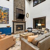 Luxury Cabin Getaway: 1 Mi To Broken Bow Lake!