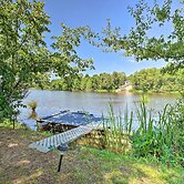 Waterfront Cottage in Fort Towson w/ 2 Decks!
