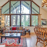 Hillside Hideaway: Warm & Cozy Terrace Lakes Cabin