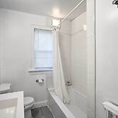 Charming Albany Retreat ~ 3 Mi to Downtown!