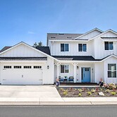 Luxury Home on Golf Course: Walk to the Beach!