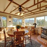 Secluded Mountain Hideaway < 8 Miles to Bass Lake!