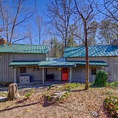 Cozy Log Cabin: 6 Mi to Great Smoky Mtns NP!