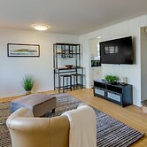 Downtown Kirkland Rental: Steps to Lake Washington